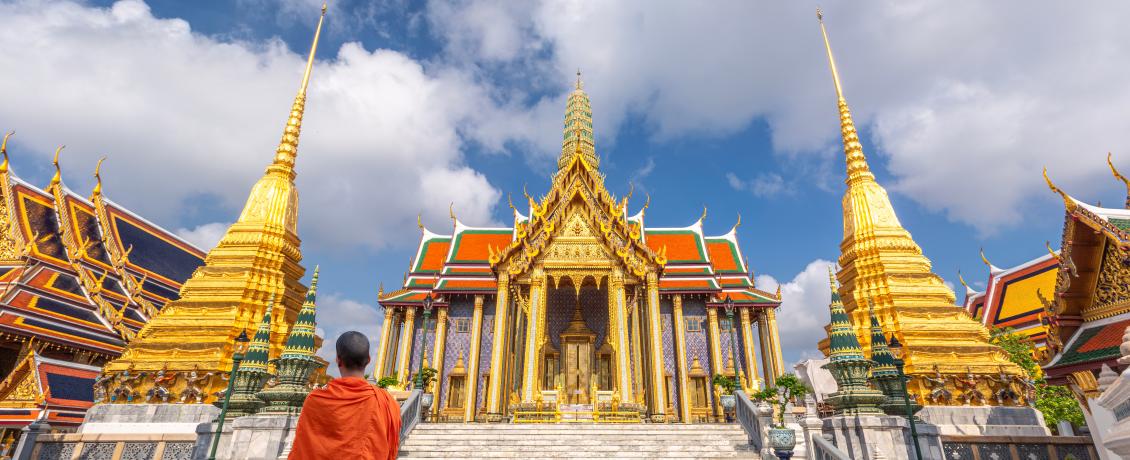 Buddhist monk standing infront of the Grand Palace